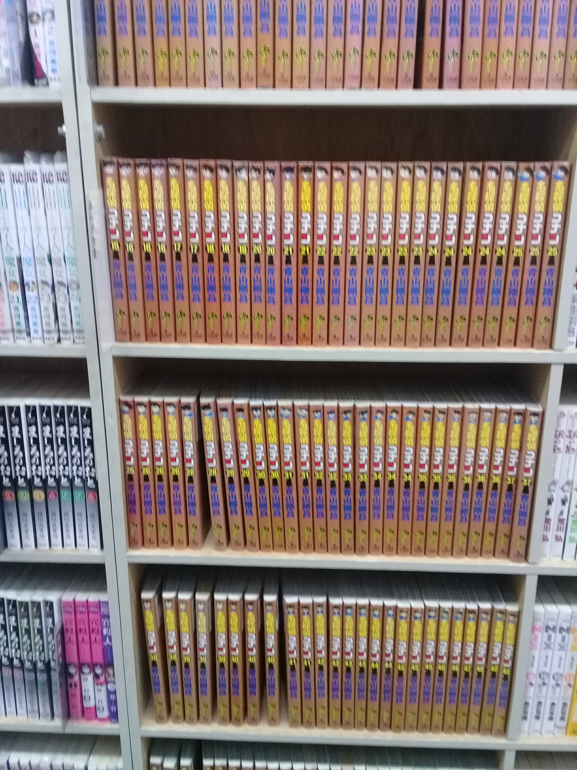 nhiều truyện tranh mới trong các tiệm sách giảm giá